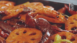 撒上芝麻和蔥，一道鮮香熱辣的麻辣香腸香鍋就做好了！