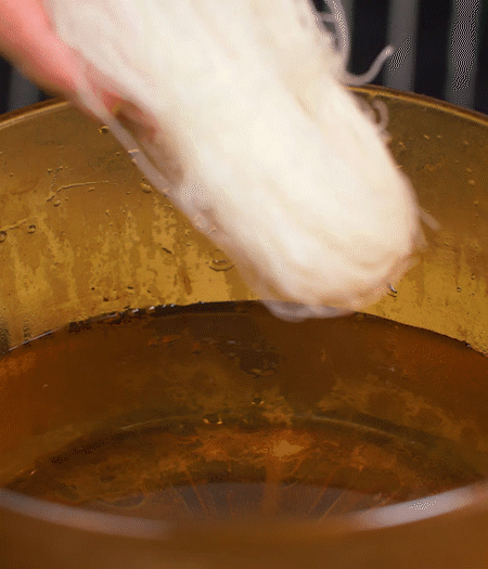 咸肉剁成咸肉糜，加入蔥姜末、香油攪拌均勻。