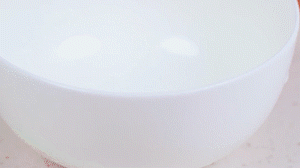 香腸切片，南瓜洗凈去皮切小塊，洋蔥切絲，米淘洗干凈備用。