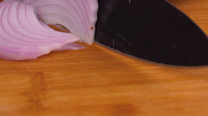 鍋中少許油，熱油倒入香腸煸炒出油，倒入南瓜塊、洋蔥翻炒片刻。