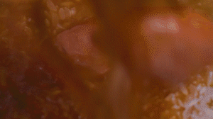 依次加入配方中的調(diào)味料調(diào)味，倒適量清水煮一下。