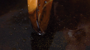 茄子切成長條，拍上生粉入油鍋炸制。