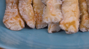 炸制油溫在7成左右，茄子炸至金黃色即可撈出。