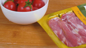 洋蔥、土豆切丁塊，火腿切小片，小番茄對(duì)半切開(kāi)。