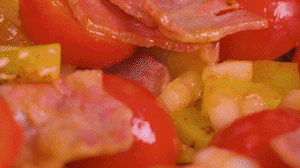 接著放入土豆和洋蔥，翻炒兩分鐘斷生。