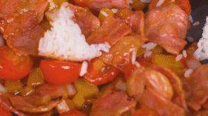 將米飯倒入鍋中搗散，同其他食材混合拌炒均勻關(guān)火。