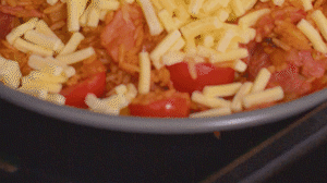 烤箱上下火180度預(yù)熱，將米飯分別盛入容器中。表面均勻的撒上馬蘇里拉芝士碎，放進(jìn)烤箱中層烤20分鐘左右，待芝士融化上色即可。