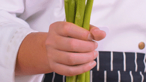 蘆筍刨去老筋，斜切小段。