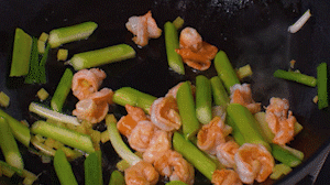 加入煎好的蝦仁，XO醬，以適量鹽、糖進(jìn)行調(diào)味翻炒。