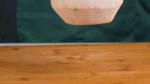 椰子切開頂部，把椰子水倒出，再把椰肉切片。