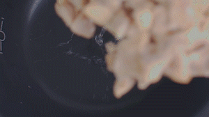 把雞、火腿、椰子水、椰肉、姜、紅棗放入電飯鍋，按下煲湯功能。