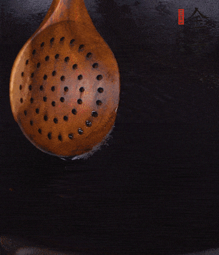 鍋中多倒些花生油，油溫達(dá)80度時(shí)，下芋頭丁炸 40 秒，直到表皮金黃，撈出待用。