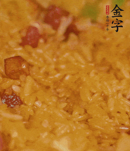 放一撮鹽、生抽少許，倒入炸好的芋頭。最后撒蔥花、蒜末翻炒均勻。