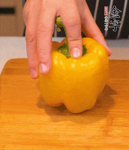 干花菇提前泡發(fā)，胡蘿卜、青椒、黃椒和花菇切丁，小紅椒切圈，小蔥切末。