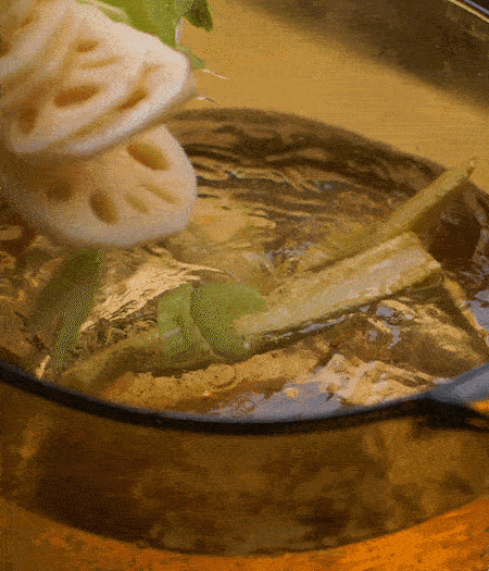 把玉米筍（對(duì)半切開(kāi)）、西芹（切斜片）、蓮藕（切片），放入開(kāi)水鍋內(nèi)，加點(diǎn)少許鹽、油，汆燙2分鐘。