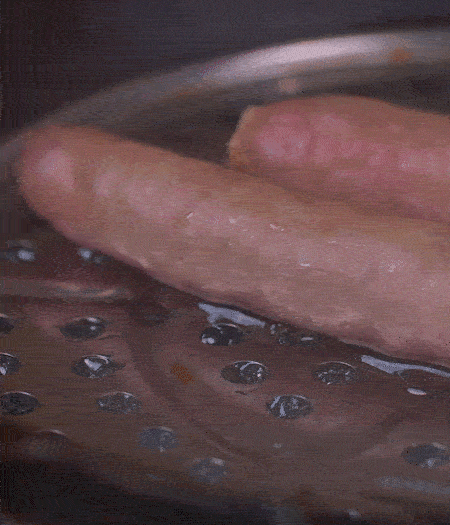 金字10°鮮低溫香腸蒸10分鐘后，切片。