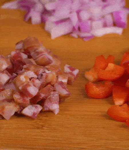 黃椒、紅椒、白洋蔥、土豆、大蔥分別切丁。金字10°鮮低溫香腸切丁。