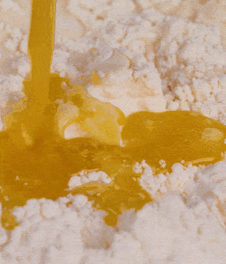 加融化的30g黃油（要不熱再倒）、黃椒、紅椒、白洋蔥、土豆、大蔥、香腸繼續(xù)攪拌均勻。