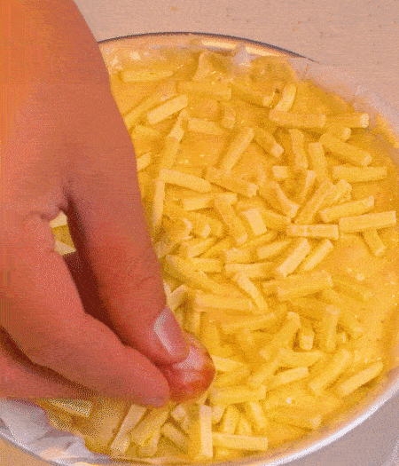 撒上馬蘇里拉芝士，用香腸片裝飾表面，180攝氏度烤箱烤20-25分鐘。