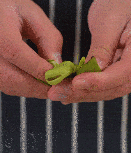 選用鮮嫩蠶豆，剝?nèi)ネ鈿ち粝露姑紫磧?，掰開(kāi)成兩瓣。