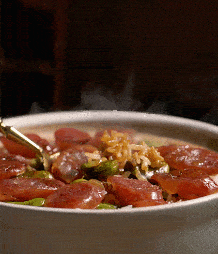 用生抽、白糖、蠔油、芝麻油調(diào)個(gè)汁，淋汁、攪拌、開(kāi)吃。