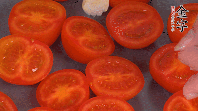 洗凈晾干的小番茄，對(duì)半切開(kāi)，加切塊的大蒜、迷迭香、黑胡椒、橄欖油190度烤40分鐘、200度烤20分鐘。