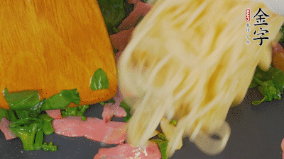 鍋中倒油燒熱，蒜片煸香，淡火腿略翻炒。