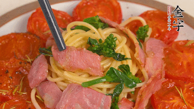 加菜花翻炒1分鐘后加意面，翻炒1分鐘后用少許鹽、黑胡椒調(diào)味即可。