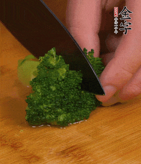 西蘭花用淡鹽水浸泡十幾分鐘后過(guò)開水焯燙熟后撈出。