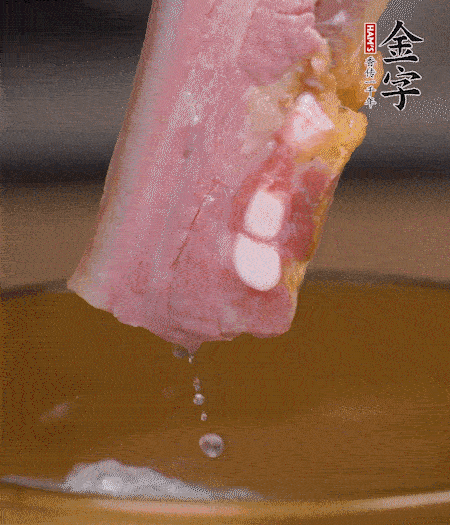 煮過(guò)的西蘭花切碎。煮熟的淡咸肉切丁。