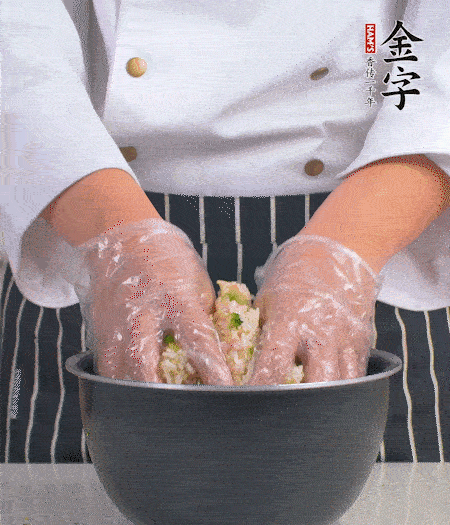 米飯中放西蘭花碎、咸肉丁，加少許黑胡椒、十來(lái)滴橄欖油拌勻。