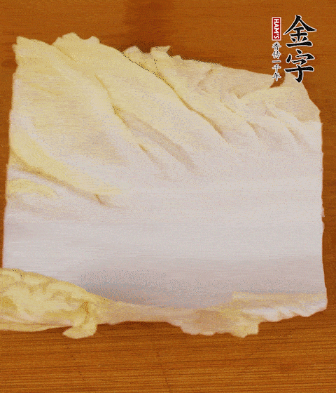 一片白菜一片淡火腿交替疊起，疊個(gè)兩三層放進(jìn)鍋內(nèi)，直到塞滿鍋。