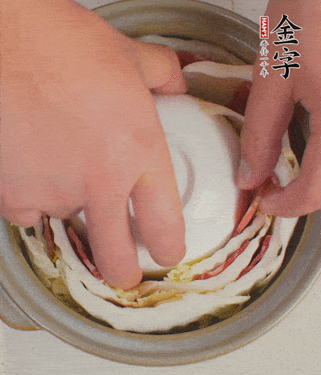 寬度剛好是鍋的高度?？垡粋€(gè)小碗更有助于幫助造型。