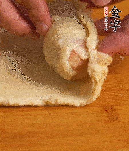 吐司卷起香腸，吐司尾端涂抹少許全蛋液，卷好的吐司表面蘸上蛋液，在裹上一層面包糠，送入預熱好的烤箱中。