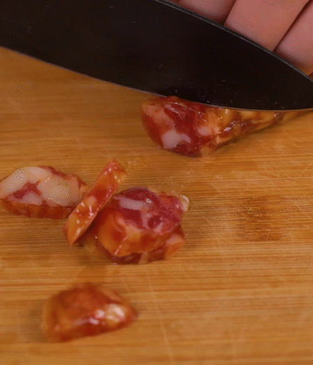 香腸切薄片。