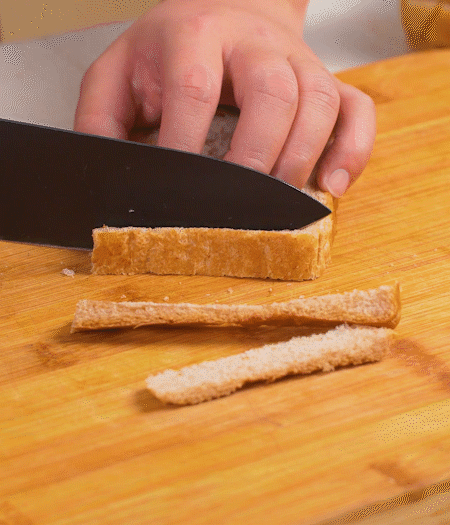 取1片黑麥吐司片，去掉邊邊，涂上一層蛋黃醬。