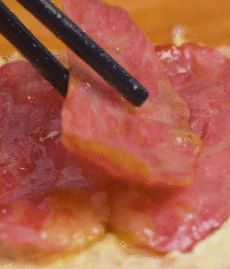 放上火腿、芝士片、生菜，再放一片土司。