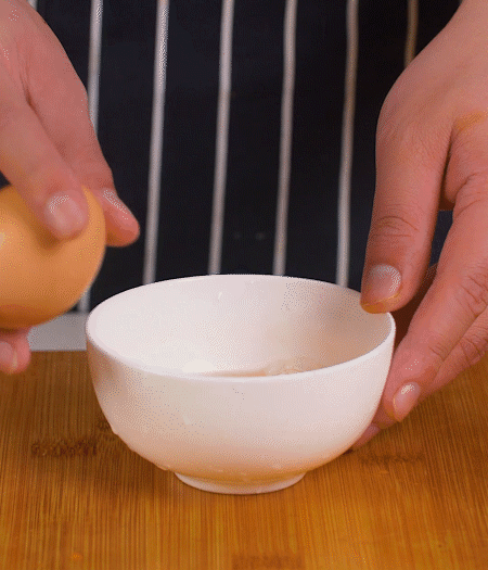 起鍋熱油，蛋液煎成雞蛋碎。金字淡咸肉切成絲。