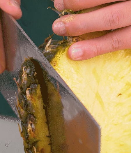 鳳梨去皮把果肉切塊，醬肉切小塊。