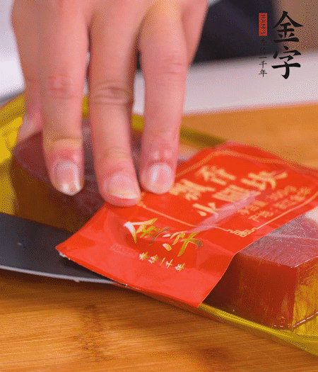 金字火腿切片，生姜切絲，蔥白切末。