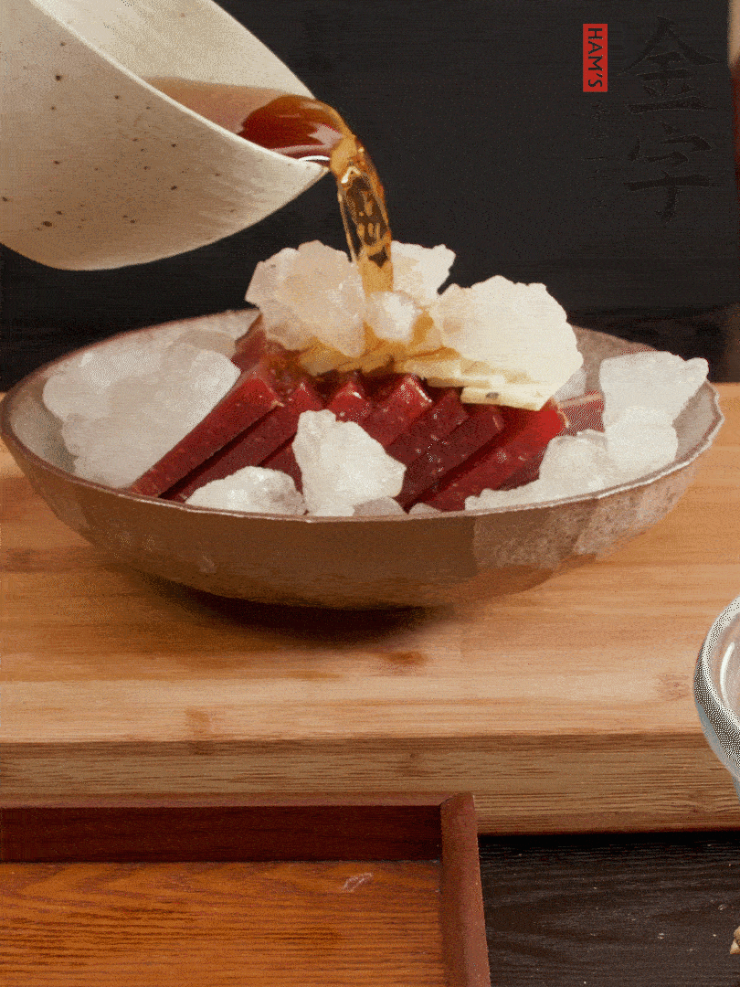 加姜片、冰糖、黃酒、水，蒸60分鐘，將火腿的咸逼出來。