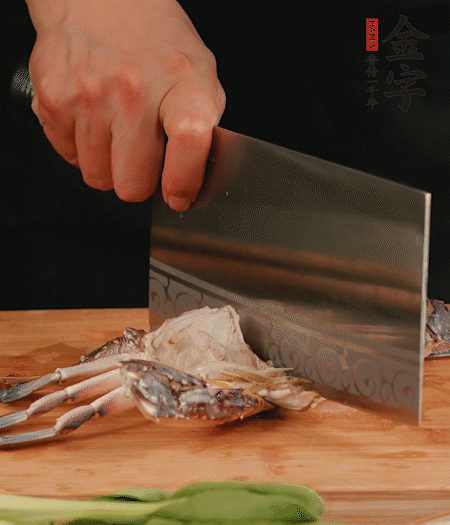 蟹殼拆開，去掉蟹肺、蟹心、蟹腮，切成4小塊。