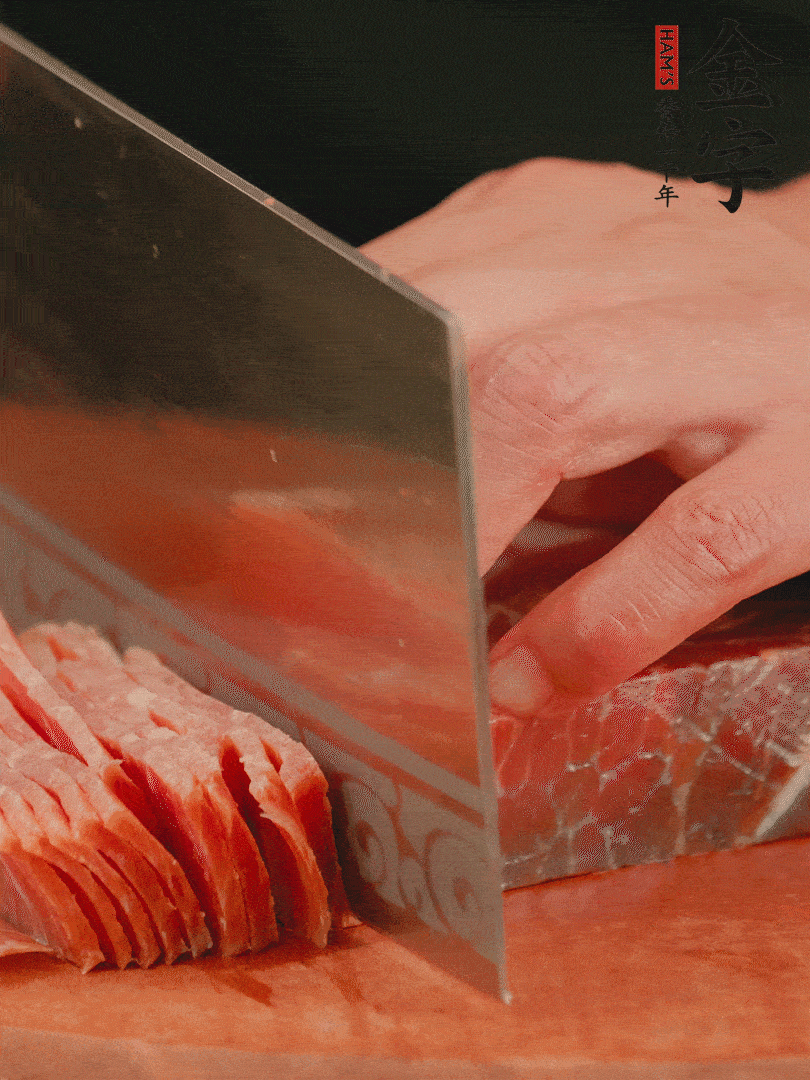 新鮮雞腿用刀在表面劃幾刀。金字火腿切薄片備用。