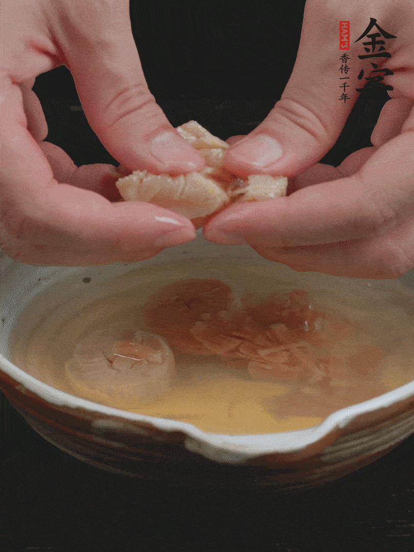 元貝溫水泡發(fā)，拆成細(xì)絲。