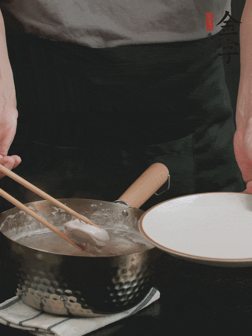 雞塊冷水下鍋，加姜片、料酒焯水，撈出洗凈備用。