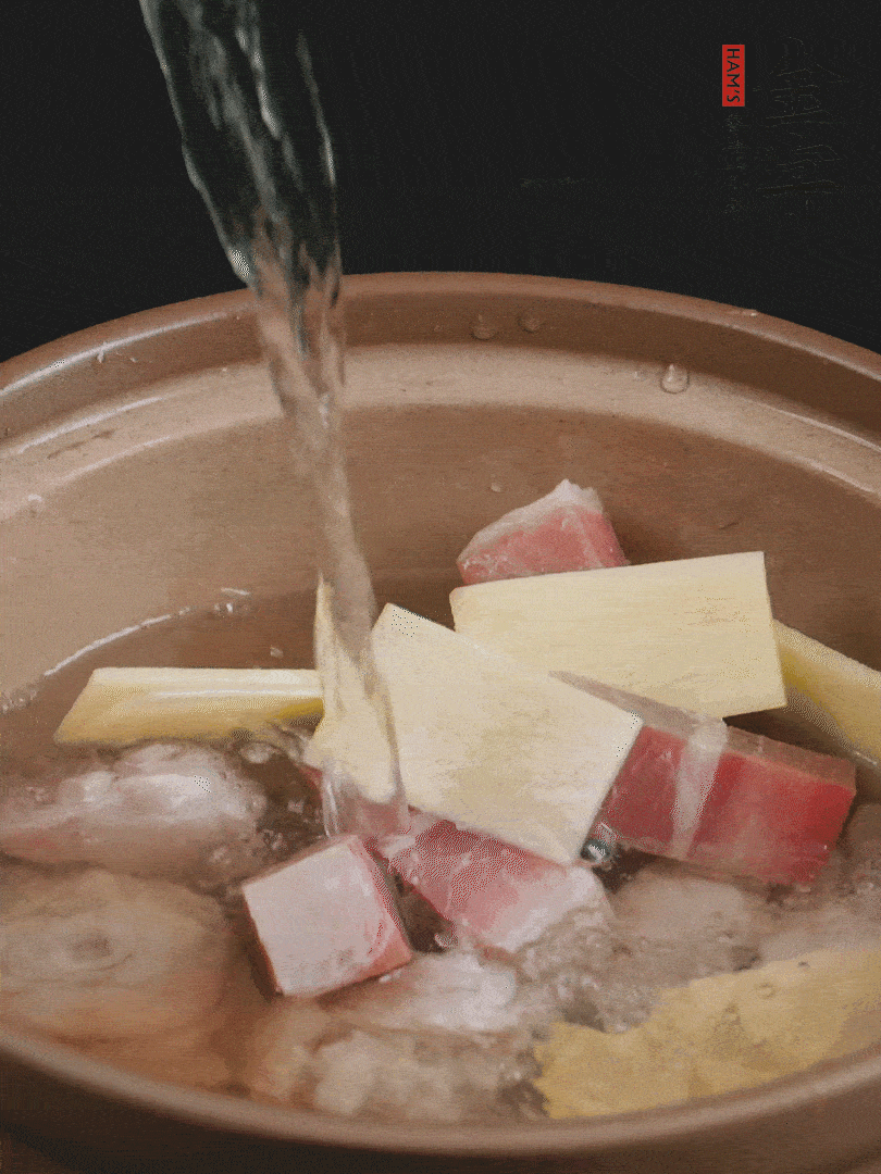 雞塊、火腿、姜片加適量料酒、清水燉80分鐘。