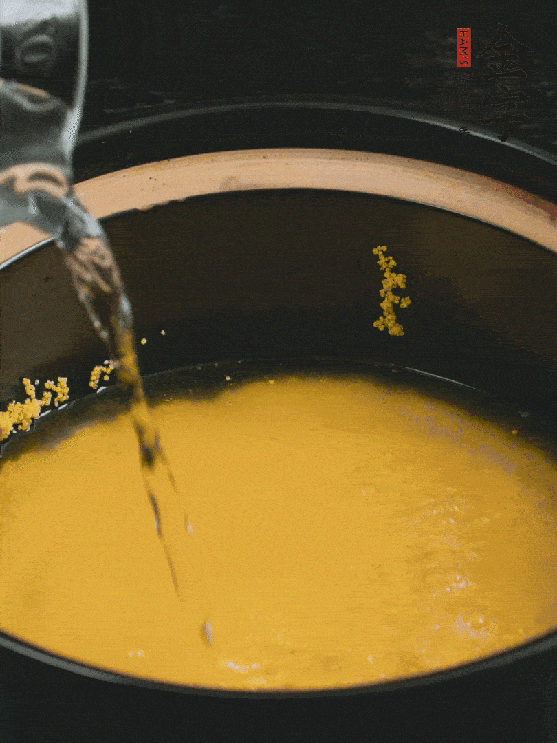 小米洗凈后，加水小火煲1個(gè)小時(shí)。