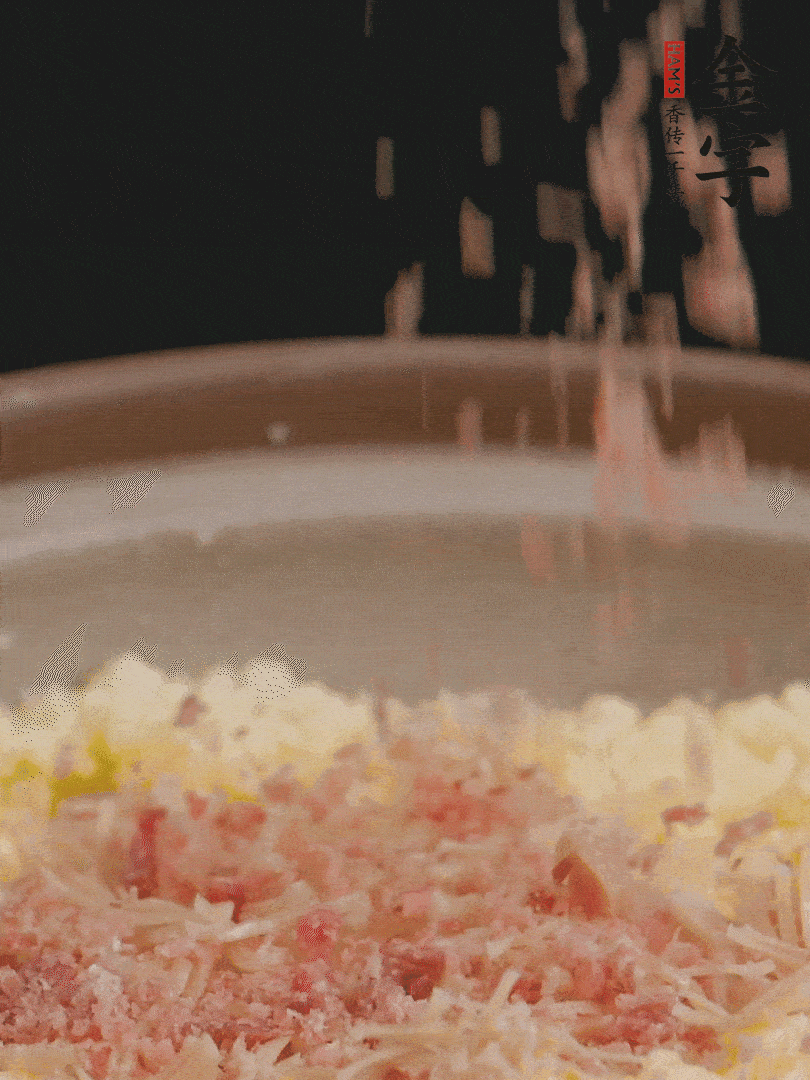 加雞湯沒過，放干貝絲、火腿末、小海參。