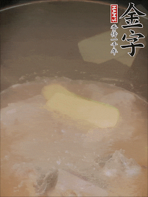 排骨洗凈，加生姜、黃酒焯水，溫水洗凈備用。