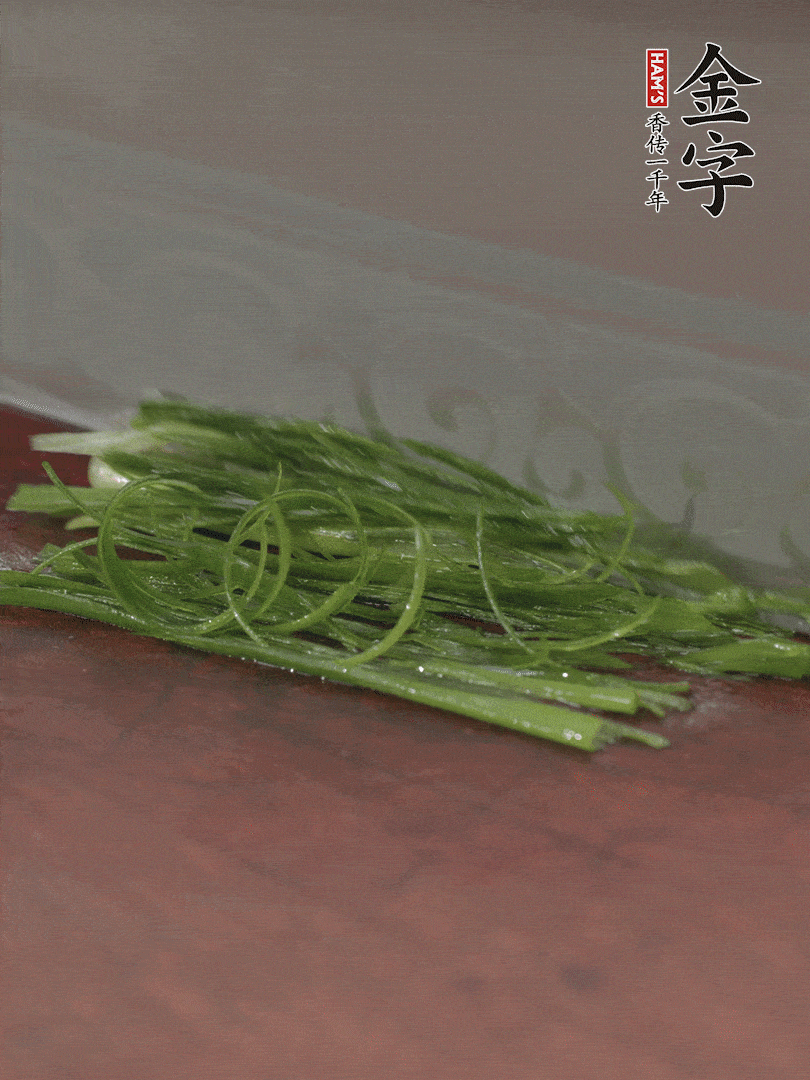 生姜切薄片，紅椒切細絲，小蔥蔥綠切細絲，泡入冰水中保持新鮮。